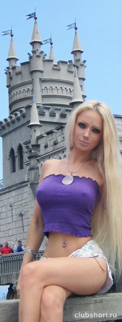 18393_valeria-lukyanova-v-shortah-86.jpg